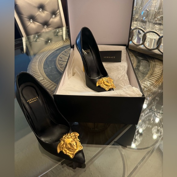 Versace women’s shoe never worn - Picture 2 of 2